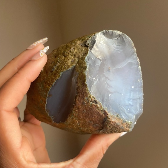 Enhydro Agate Geode with Water Inside - Picture 6 of 10